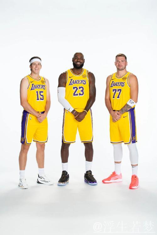 东契奇、詹姆斯和里夫斯组成三人组合,能否问鼎总冠军? 东契奇、詹姆斯和里夫斯组成三人组合,能否问鼎总冠军?