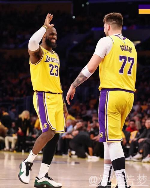 东契奇、詹姆斯和里夫斯组成三人组合,能否问鼎总冠军? 东契奇、詹姆斯和里夫斯组成三人组合,能否问鼎总冠军?